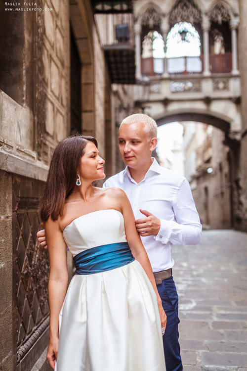 Elegante paseo fotográfico de boda. Fotógrafo en Barcelona Maslik Yulia