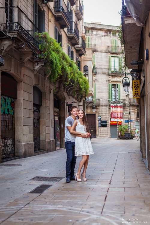 Impresionante paseo fotográfico de enamorados en Barcelona. Fotógrafo en Barcelona Maslik Yulia