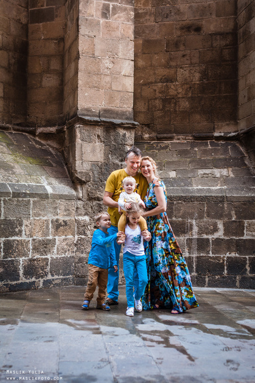 Sesión de fotos familiares en un viaje a Barcelona. Fotógrafo en Barcelona Maslik Yulia