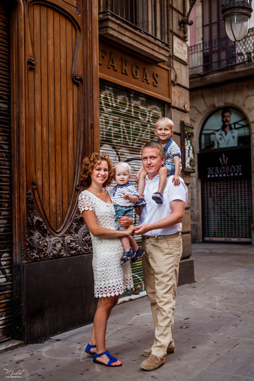 Rodzinna sesja zdjęciowa w Barcelonie. Fotograf w Barcelonie Hiszpanii Maslik Yulia