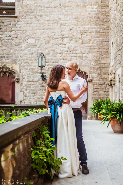 Elegante paseo fotográfico de boda. Fotógrafo en Barcelona Maslik Yulia