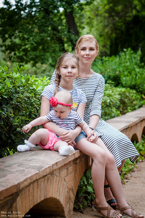 Rodzinna sesja zdjęciowa w Barcelonie w parku labiryntu. Fotograf w Barcelonie Hiszpanii Maslik Yulia