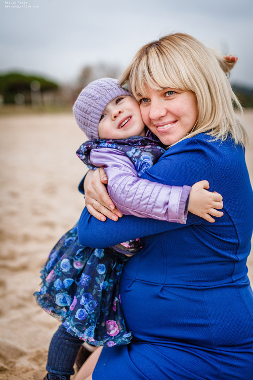 Beach pregnancy photo shoot in Barcelona. Photographer in Barcelona Spain Maslik Yulia