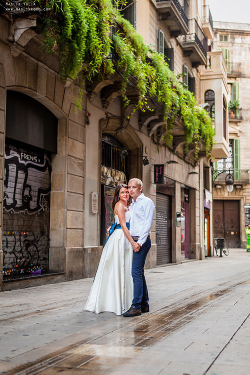 Elegante paseo fotográfico de boda. Fotógrafo en Barcelona Maslik Yulia