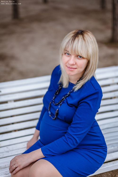 Beach pregnancy photo shoot in Barcelona. Photographer in Barcelona Spain Maslik Yulia