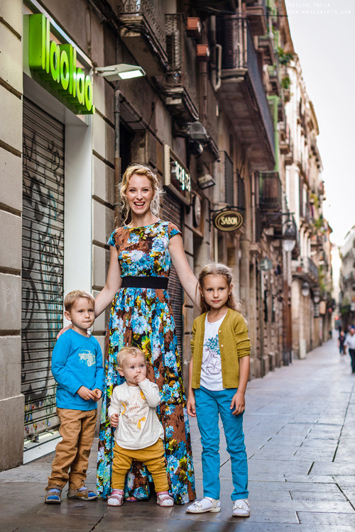 Sesión de fotos familiares en un viaje a Barcelona. Fotógrafo en Barcelona Maslik Yulia