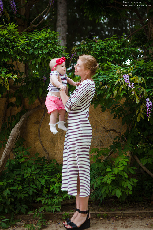 Rodzinna sesja zdjęciowa w Barcelonie w parku labiryntu. Fotograf w Barcelonie Hiszpanii Maslik Yulia