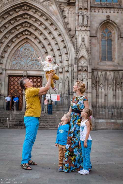 Sesión de fotos familiares en un viaje a Barcelona. Fotógrafo en Barcelona Maslik Yulia