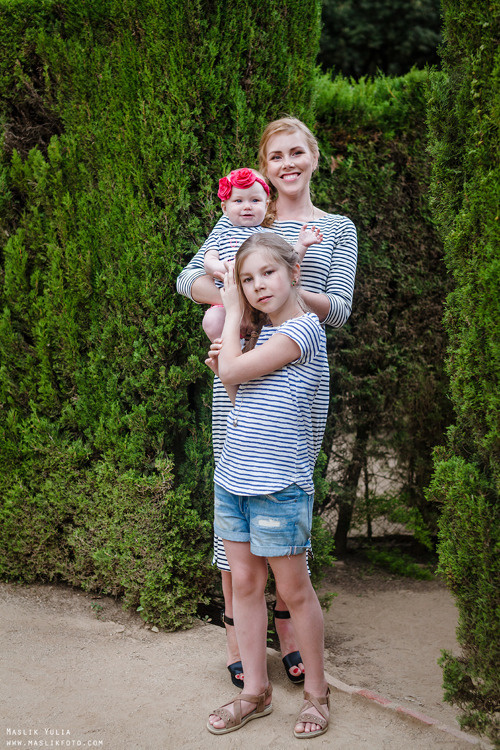 Rodzinna sesja zdjęciowa w Barcelonie w parku labiryntu. Fotograf w Barcelonie Hiszpanii Maslik Yulia