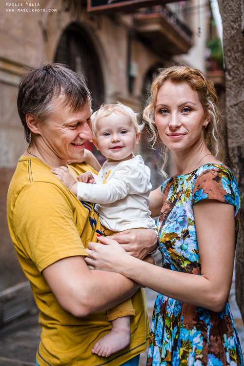 Sesión de fotos familiares en un viaje a Barcelona. Fotógrafo en Barcelona Maslik Yulia