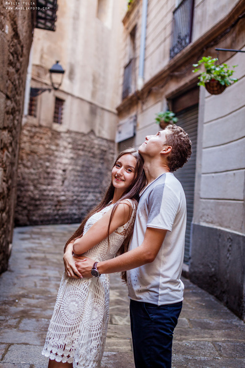 Impresionante paseo fotográfico de enamorados en Barcelona. Fotógrafo en Barcelona Maslik Yulia