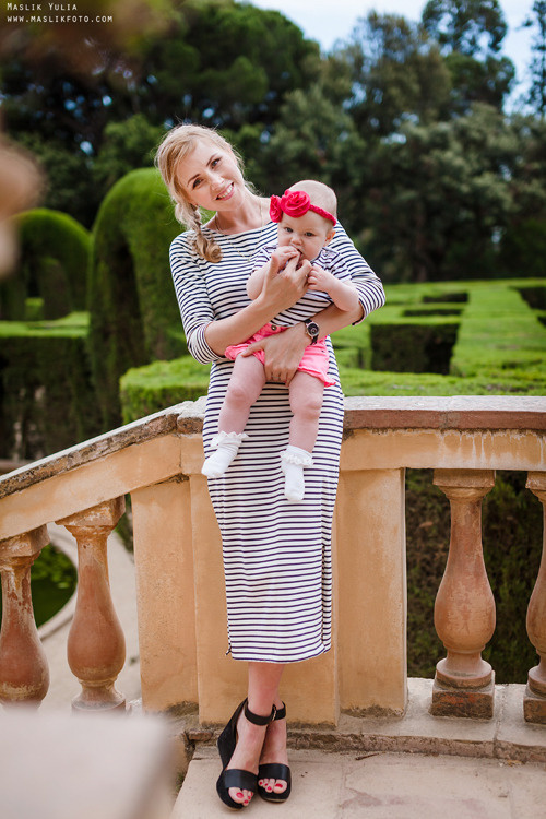 Rodzinna sesja zdjęciowa w Barcelonie w parku labiryntu. Fotograf w Barcelonie Hiszpanii Maslik Yulia