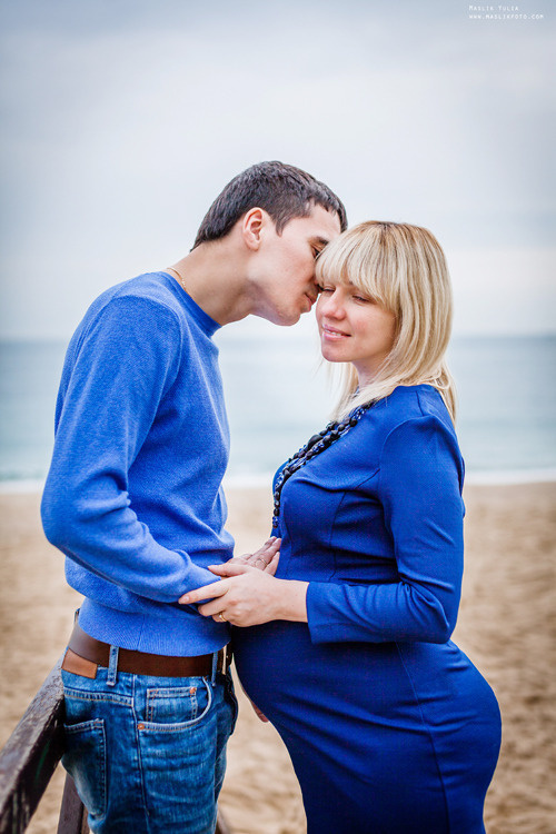 Beach pregnancy photo shoot in Barcelona. Photographer in Barcelona Spain Maslik Yulia