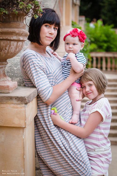 Rodzinna sesja zdjęciowa w Barcelonie w parku labiryntu. Fotograf w Barcelonie Hiszpanii Maslik Yulia