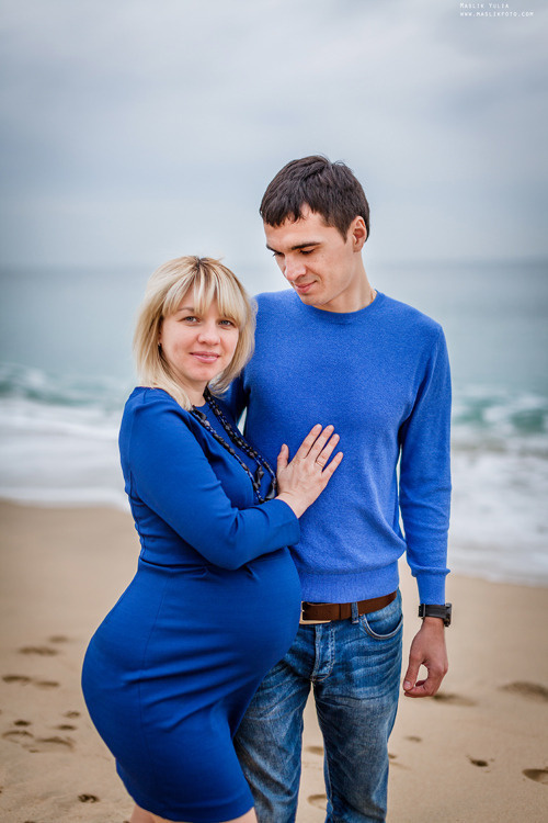 Beach pregnancy photo shoot in Barcelona. Photographer in Barcelona Spain Maslik Yulia