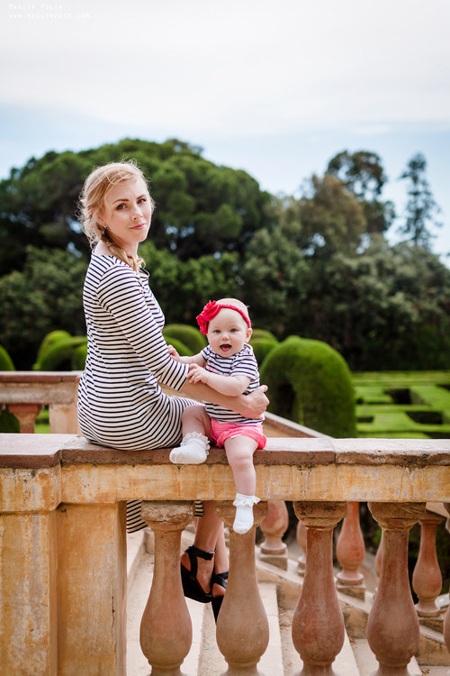 Rodzinna sesja zdjęciowa w Barcelonie w parku labiryntu. Fotograf w Barcelonie Hiszpanii Maslik Yulia