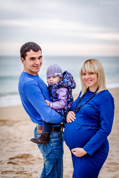 Beach pregnancy photo shoot in Barcelona. Photographer in Barcelona Spain Maslik Yulia