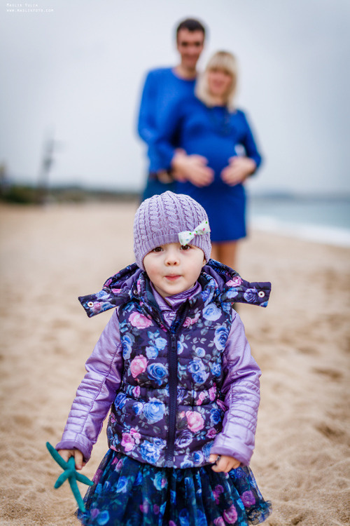 Beach pregnancy photo shoot in Barcelona. Photographer in Barcelona Spain Maslik Yulia