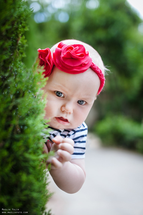 Rodzinna sesja zdjęciowa w Barcelonie w parku labiryntu. Fotograf w Barcelonie Hiszpanii Maslik Yulia