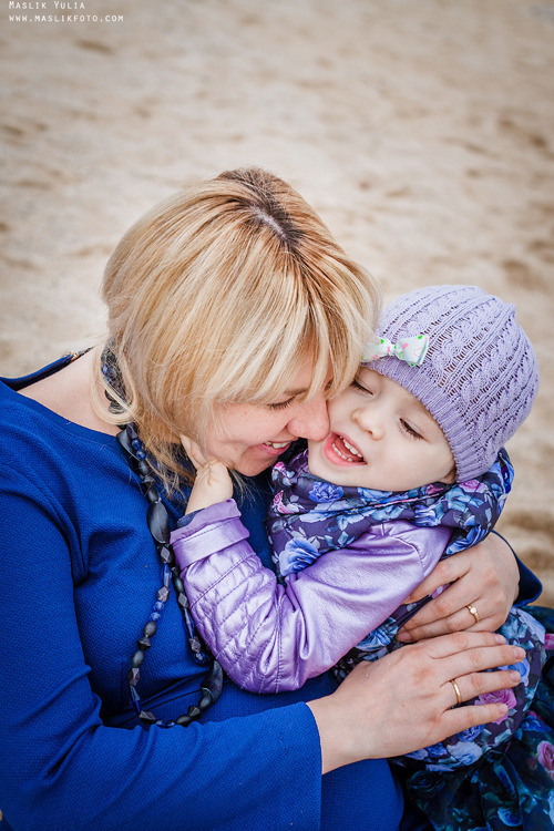 Beach pregnancy photo shoot in Barcelona. Photographer in Barcelona Spain Maslik Yulia