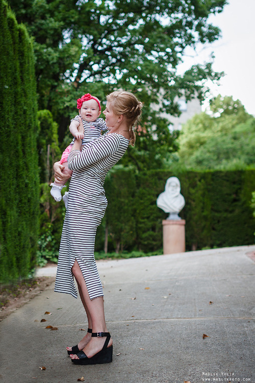Rodzinna sesja zdjęciowa w Barcelonie w parku labiryntu. Fotograf w Barcelonie Hiszpanii Maslik Yulia