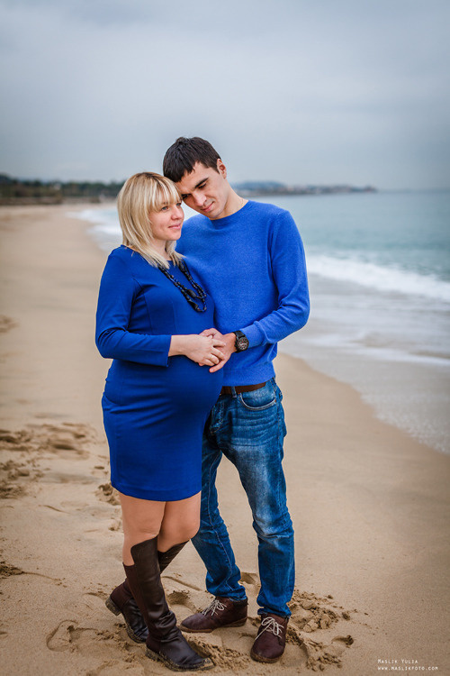 Beach pregnancy photo shoot in Barcelona. Photographer in Barcelona Spain Maslik Yulia