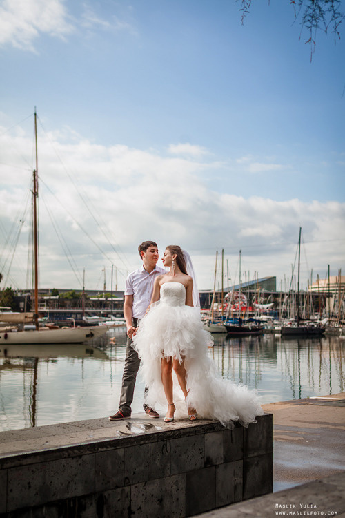 Sesión de fotos de boda en el puerto de Barcelona. Fotógrafo en Barcelona Maslik Yulia