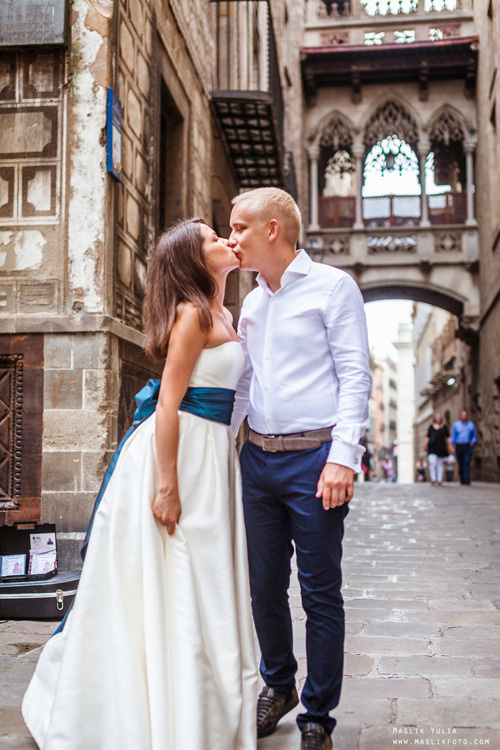 Elegante paseo fotográfico de boda. Fotógrafo en Barcelona Maslik Yulia
