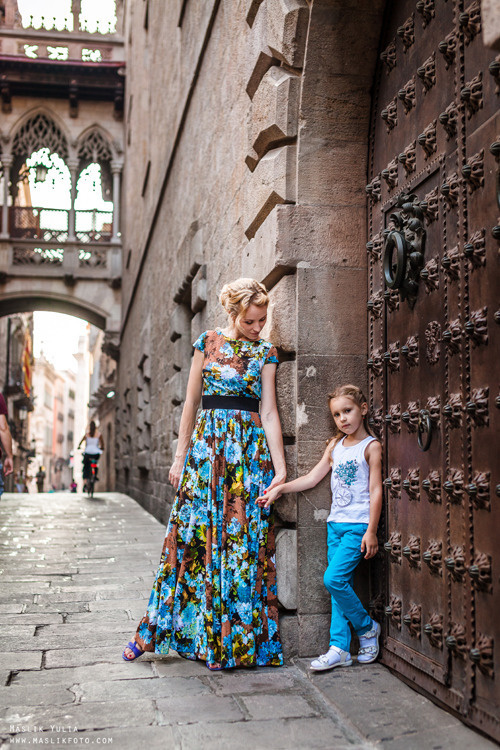 Sesión de fotos familiares en un viaje a Barcelona. Fotógrafo en Barcelona Maslik Yulia