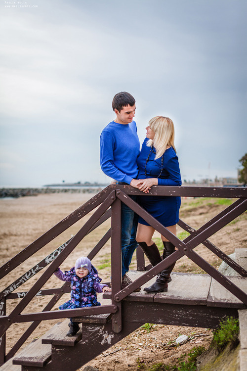 Beach pregnancy photo shoot in Barcelona. Photographer in Barcelona Spain Maslik Yulia