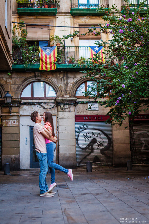 Impresionante paseo fotográfico de enamorados en Barcelona. Fotógrafo en Barcelona Maslik Yulia