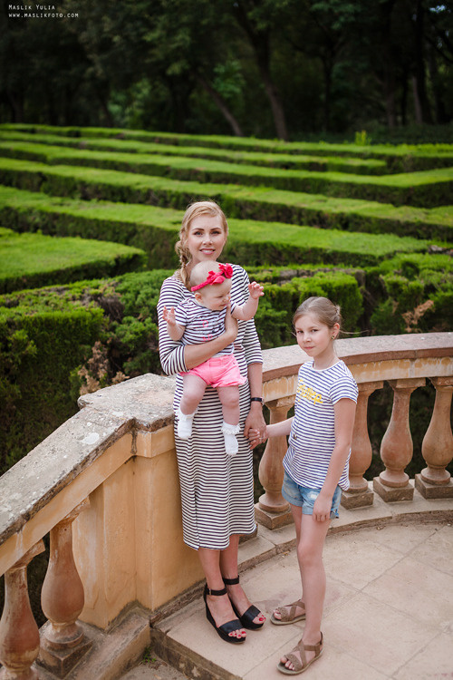 Rodzinna sesja zdjęciowa w Barcelonie w parku labiryntu. Fotograf w Barcelonie Hiszpanii Maslik Yulia