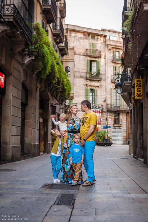 Sesión de fotos familiares en un viaje a Barcelona. Fotógrafo en Barcelona Maslik Yulia