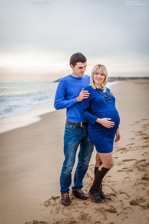 Beach pregnancy photo shoot in Barcelona. Photographer in Barcelona Spain Maslik Yulia