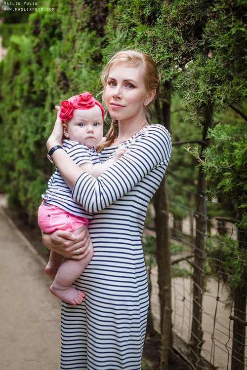 Rodzinna sesja zdjęciowa w Barcelonie w parku labiryntu. Fotograf w Barcelonie Hiszpanii Maslik Yulia