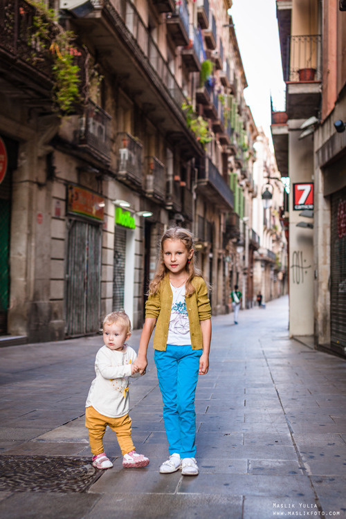 Sesión de fotos familiares en un viaje a Barcelona. Fotógrafo en Barcelona Maslik Yulia