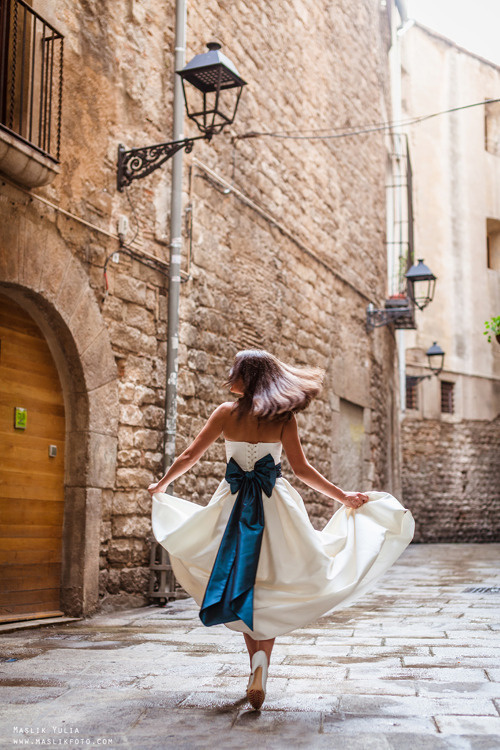 Elegante paseo fotográfico de boda. Fotógrafo en Barcelona Maslik Yulia