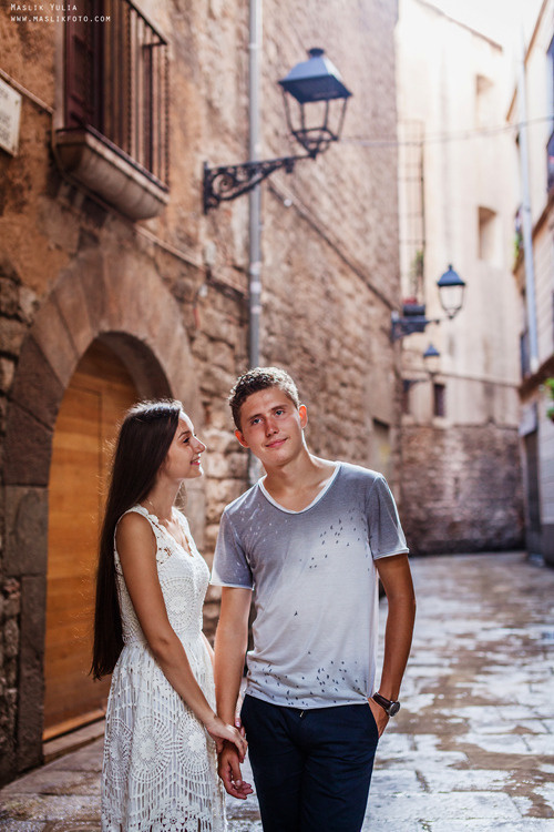 Impresionante paseo fotográfico de enamorados en Barcelona. Fotógrafo en Barcelona Maslik Yulia