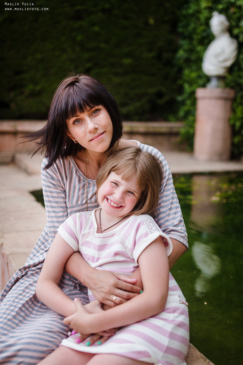 Rodzinna sesja zdjęciowa w Barcelonie w parku labiryntu. Fotograf w Barcelonie Hiszpanii Maslik Yulia