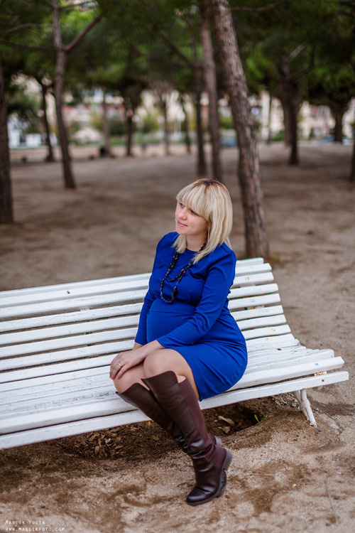 Beach pregnancy photo shoot in Barcelona. Photographer in Barcelona Spain Maslik Yulia