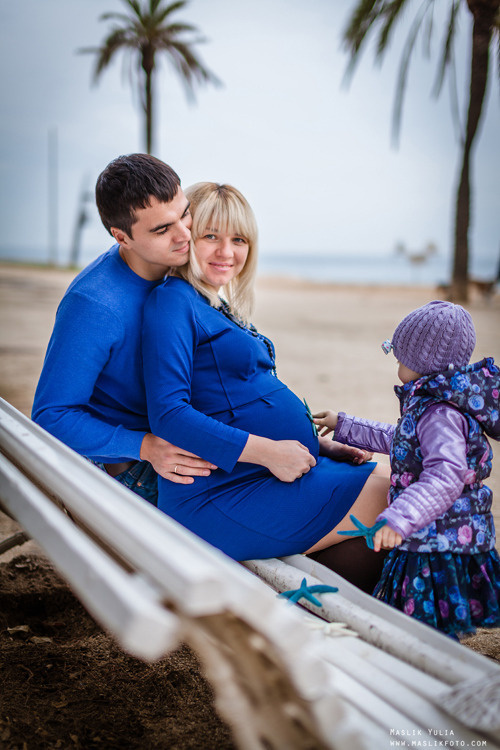 Beach pregnancy photo shoot in Barcelona. Photographer in Barcelona Spain Maslik Yulia