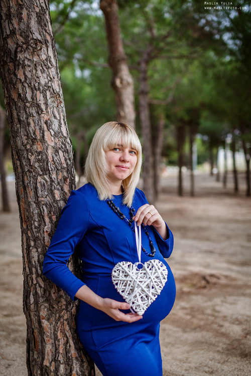 Beach pregnancy photo shoot in Barcelona. Photographer in Barcelona Spain Maslik Yulia