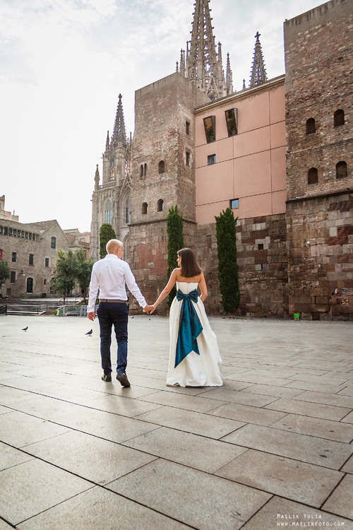Elegante paseo fotográfico de boda. Fotógrafo en Barcelona Maslik Yulia