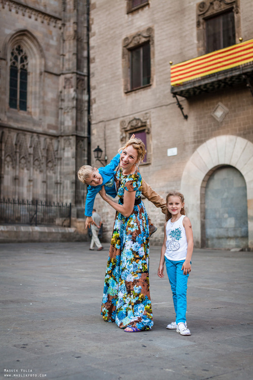 Sesión de fotos familiares en un viaje a Barcelona. Fotógrafo en Barcelona Maslik Yulia