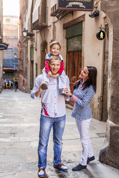 Happy family photo shoot in Barcelona. Photographer in Barcelona Spain Maslik Yulia