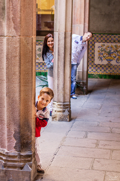 Happy family photo shoot in Barcelona. Photographer in Barcelona Spain Maslik Yulia