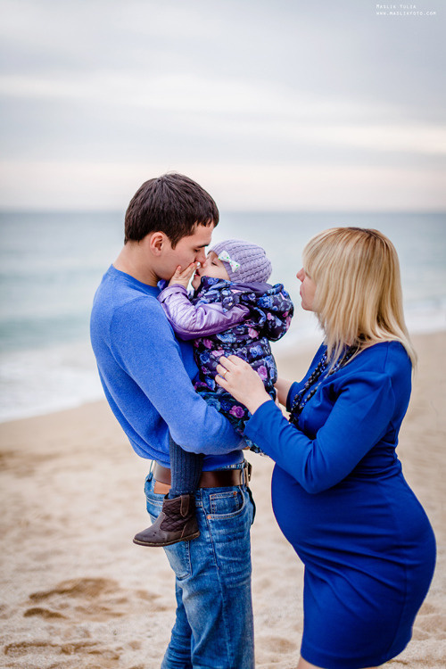 Beach pregnancy photo shoot in Barcelona. Photographer in Barcelona Spain Maslik Yulia