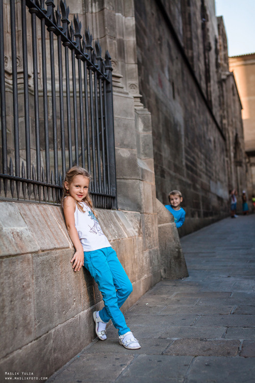 Sesión de fotos familiares en un viaje a Barcelona. Fotógrafo en Barcelona Maslik Yulia