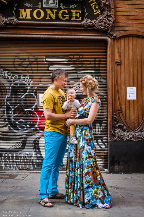 Sesión de fotos familiares en un viaje a Barcelona. Fotógrafo en Barcelona Maslik Yulia