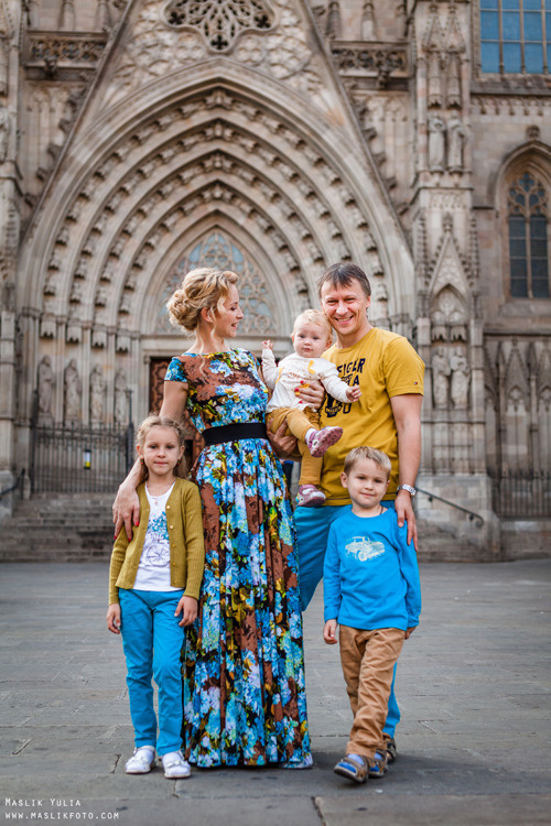 Sesión de fotos familiares en un viaje a Barcelona. Fotógrafo en Barcelona Maslik Yulia